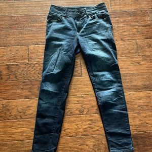 Size 30 KanCan   Wide waist band. Flattering fit. No distressing.